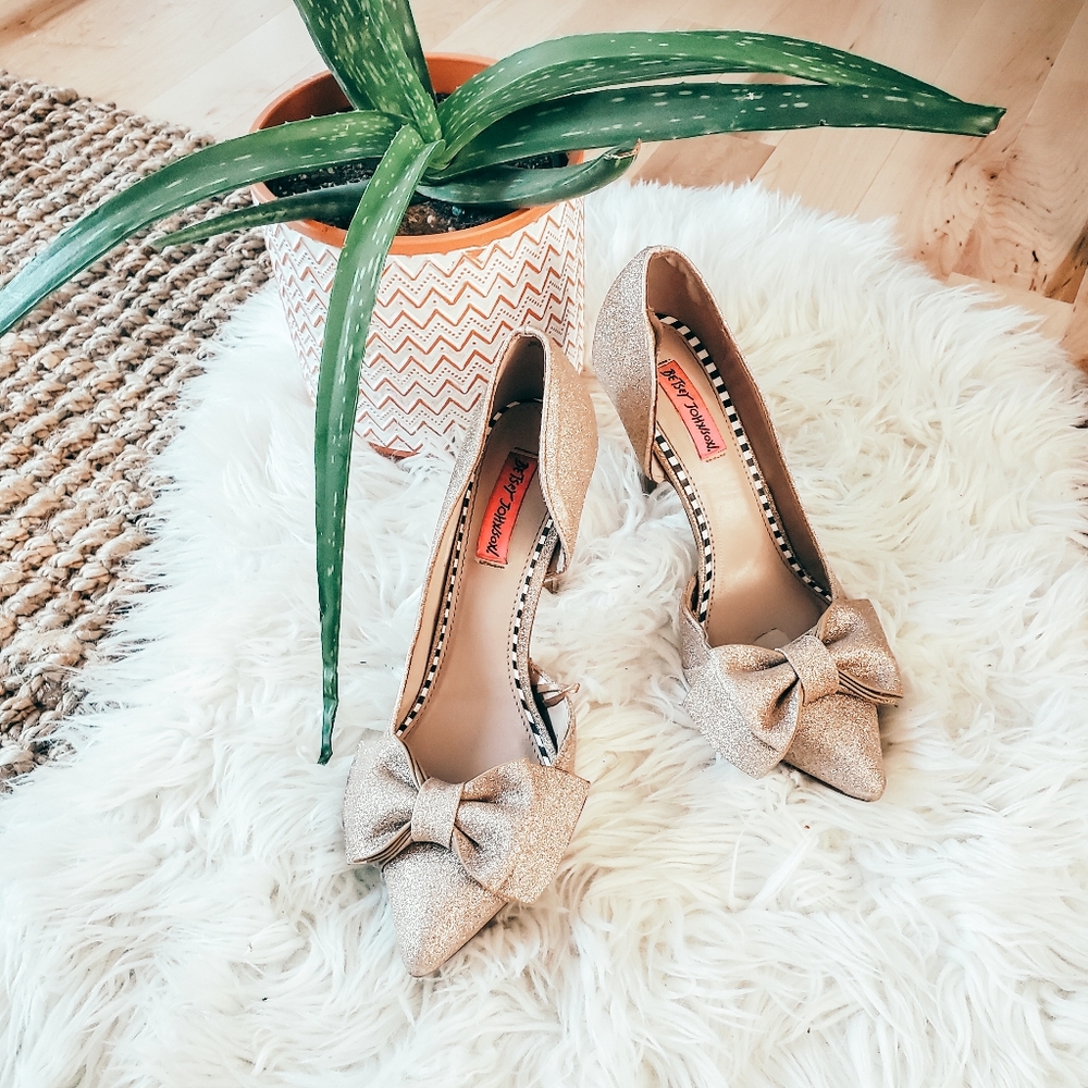 Betsey Johnson pointed bow heels